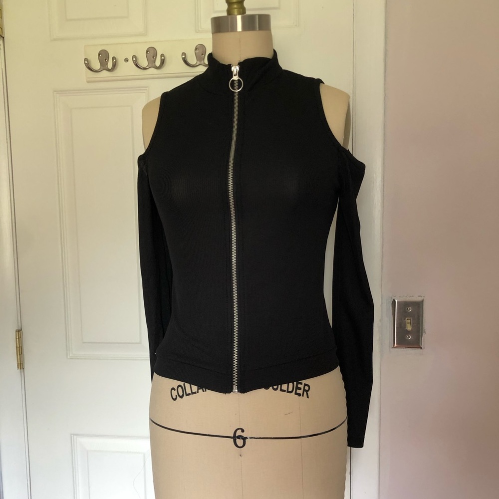 BLACK KNIT ZIP-UP TOP